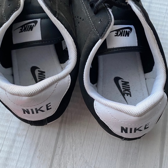 Nikes Black and White - Picture 7 of 9